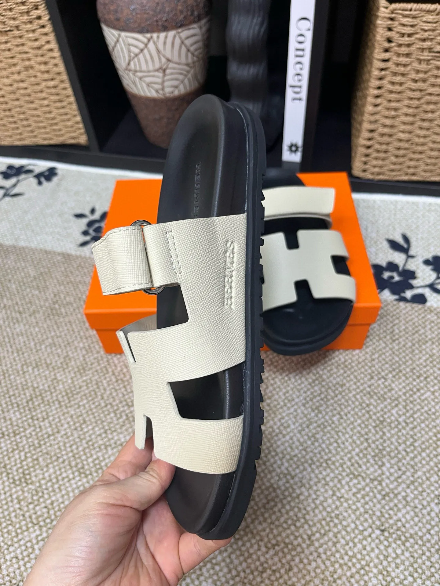 P300 Long-term stock Hermes men’s Kazimir slippers for couples - top quality woven calfskin functional sandals with intertwined uppers inspired by the “H” iconic pattern to create a casual look, perfect for summer. Imported cowhide + cowhide lining + TUP outsole Size: 35-46